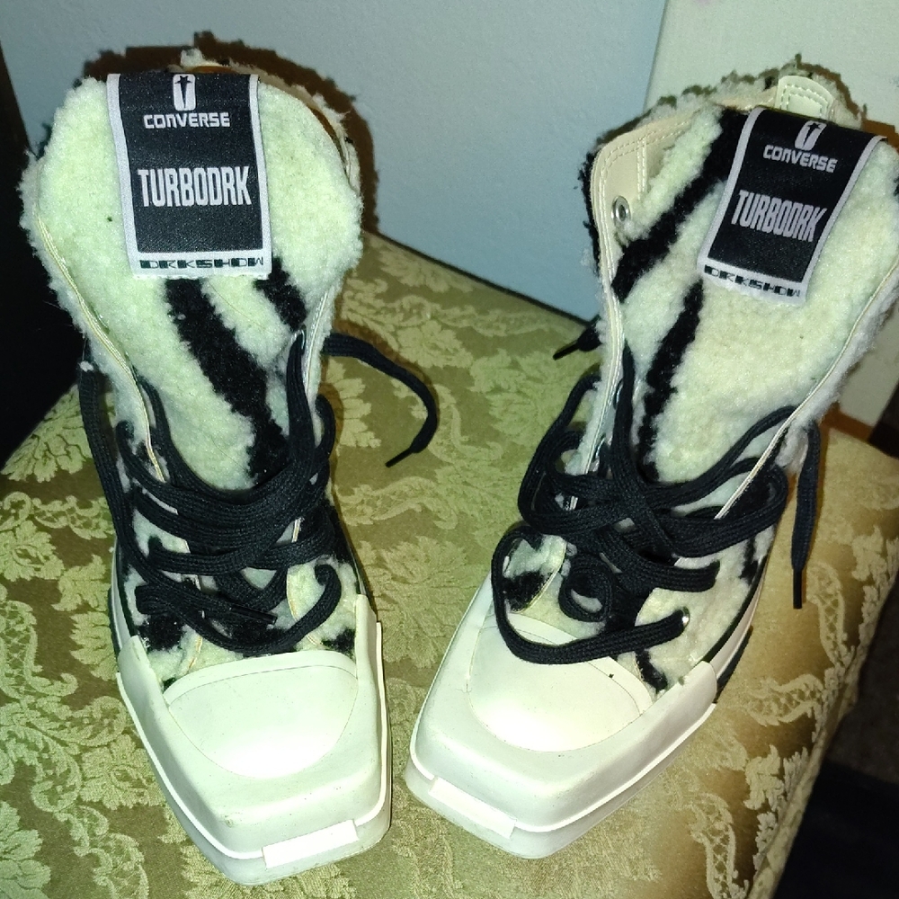 Converse Turbodrk Women's Cream and Black Sneakers